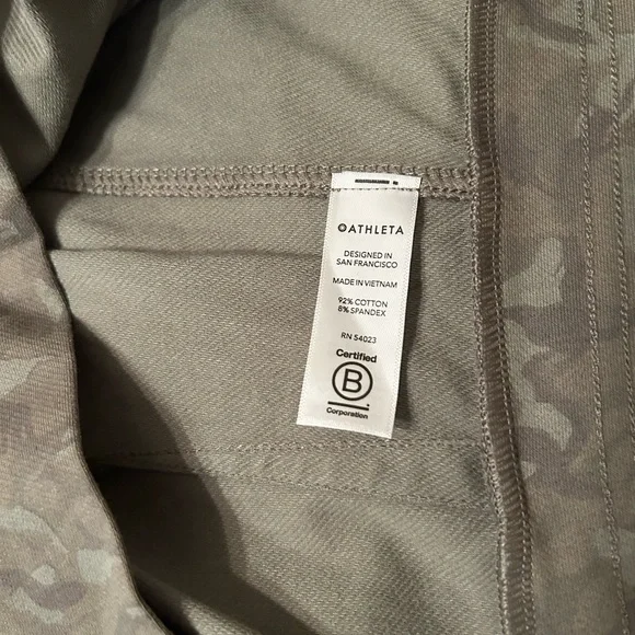 Athleta Printed Farallon Sweatshirt Size Medium Camo Olive NWT - Picture 9 of 10